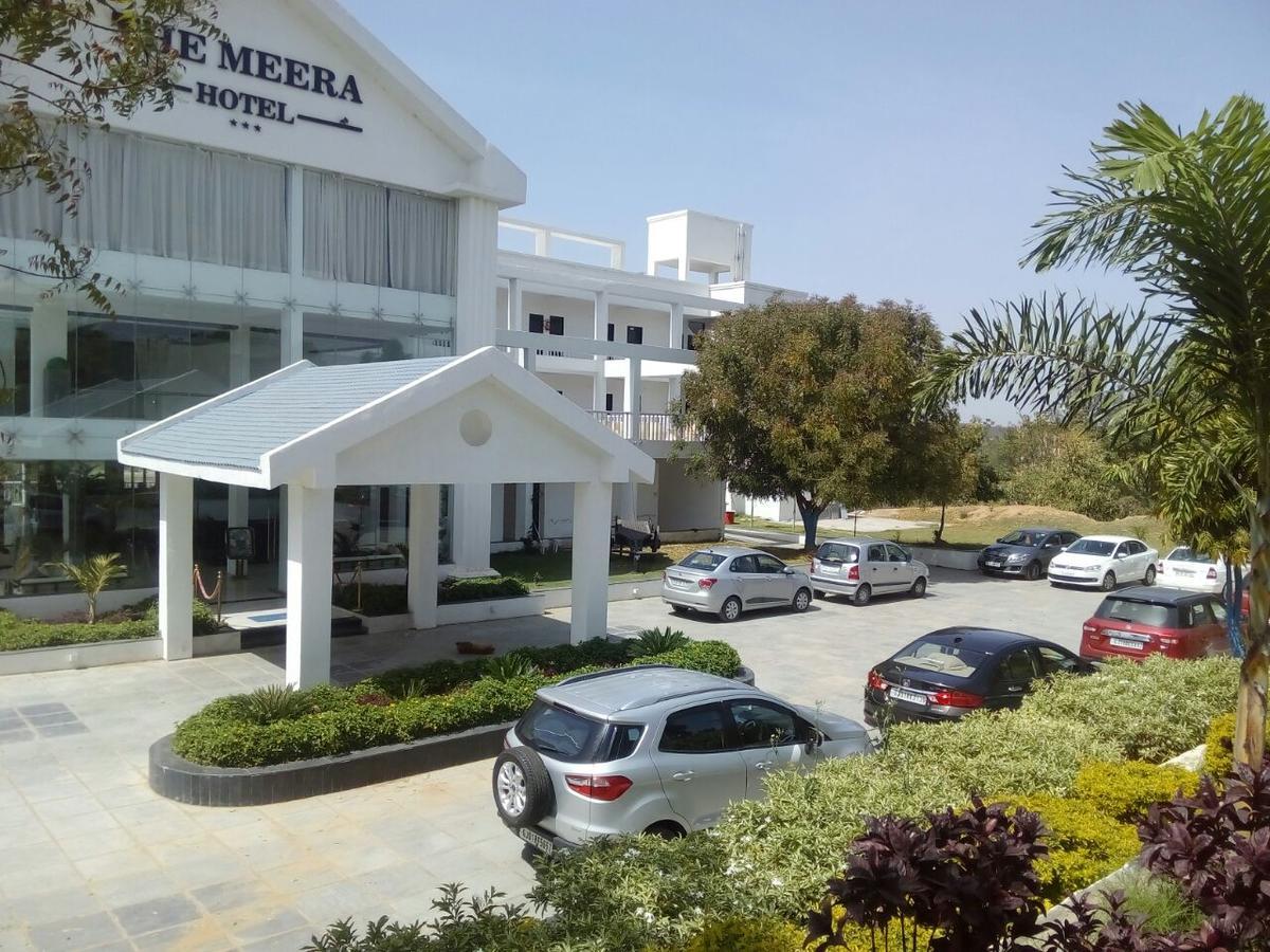 The Meera Hotel Derol Eksteriør bilde