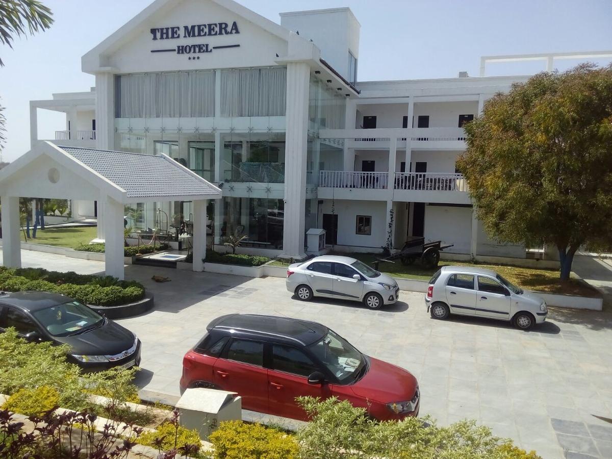The Meera Hotel Derol Eksteriør bilde
